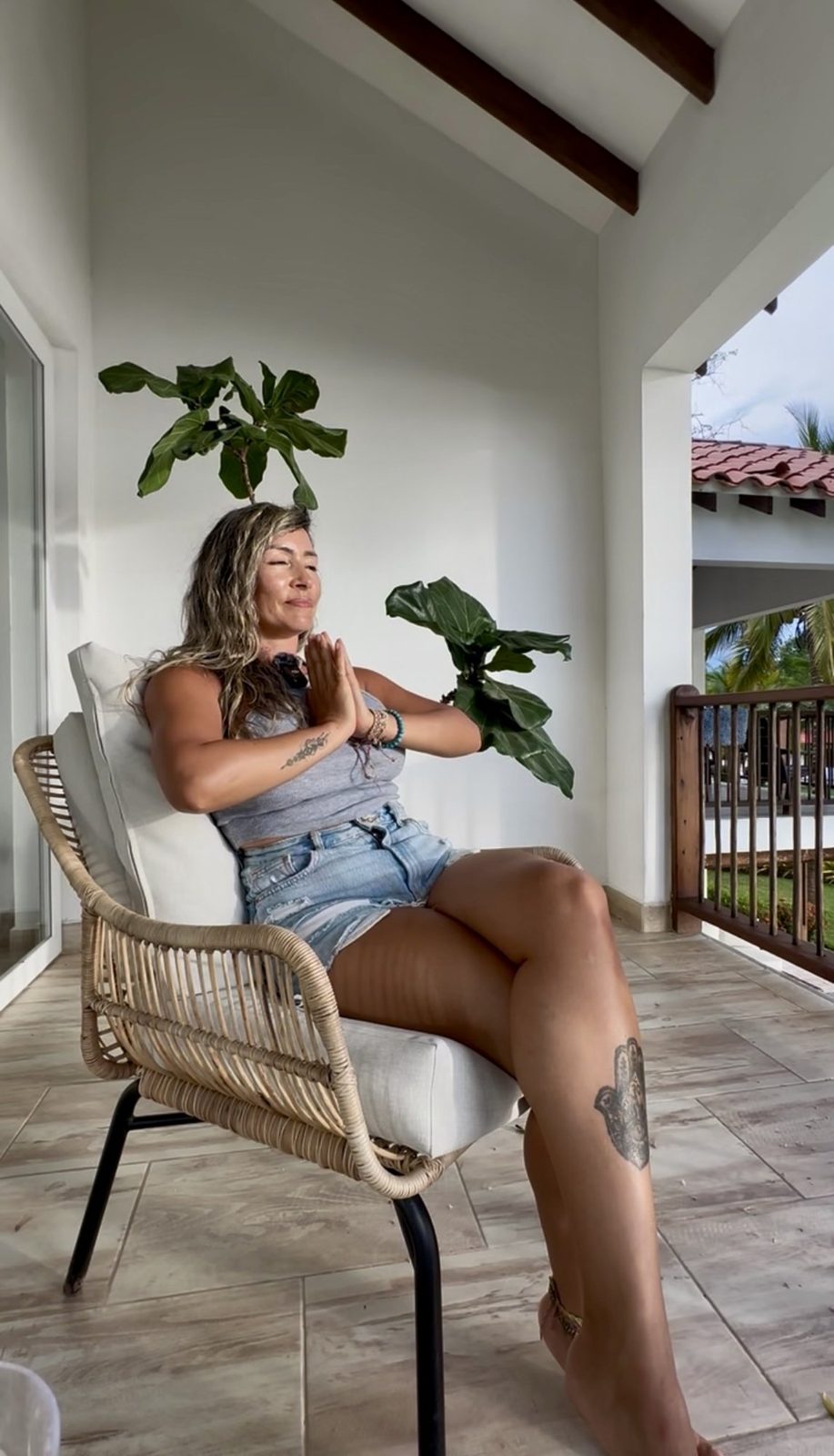 Olga meditando con los ojos cerrados y las manos unidas en el pecho