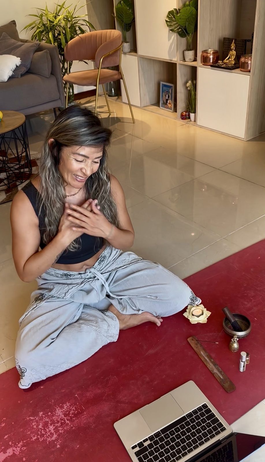 Olga guiando una sesión online con las manos en el corazón