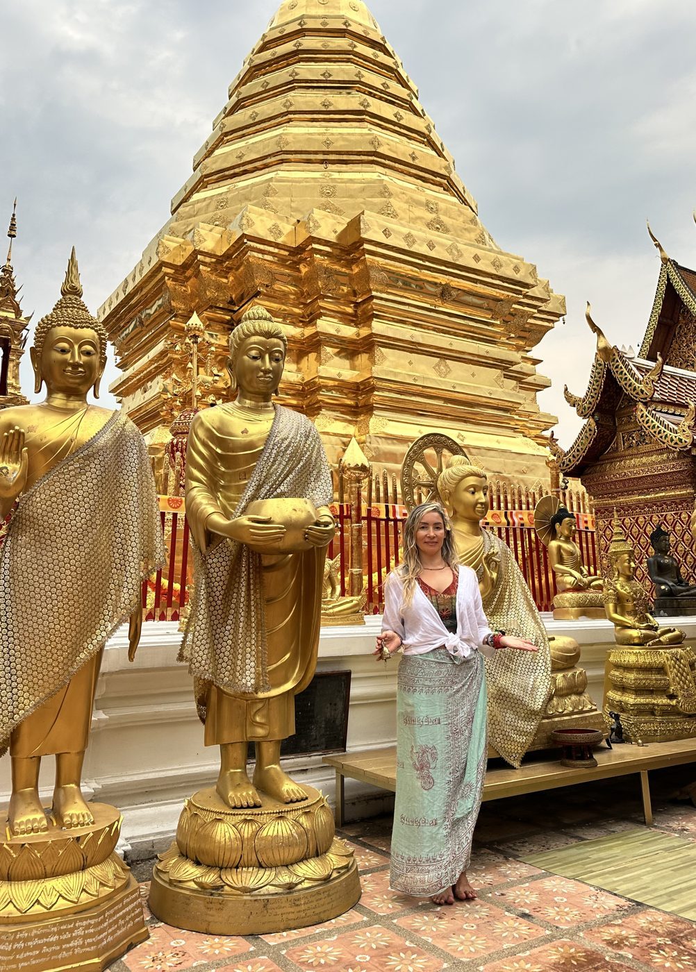 Olga frente a un templo dorado en Tailandia